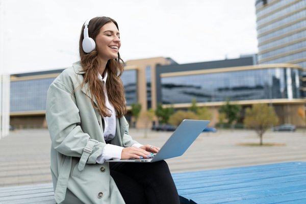 Missions freelance étudiant : comment allier études et revenus facilement